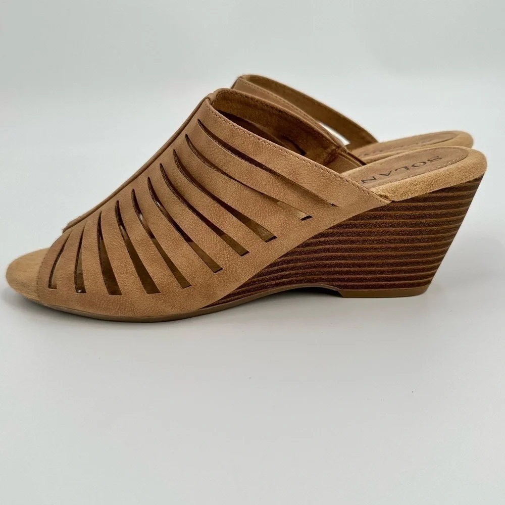 SOLANZ Paige NWOB Women’s Open Toe Tan Faux Suede Slip On Wedges Size 7.5M